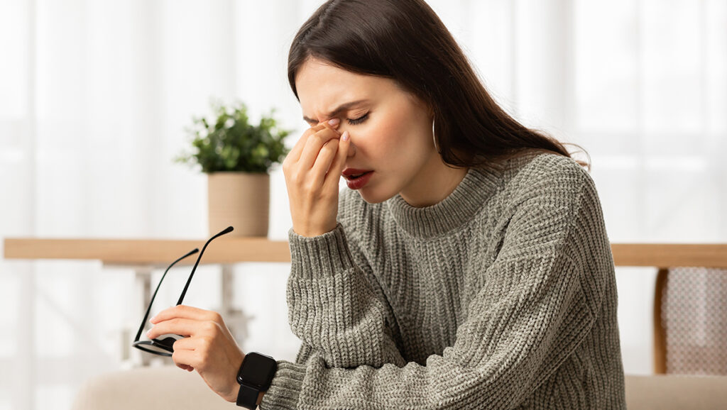 Conoce las causas principales de catarata en jóvenes, sus síntomas, y qué medidas puedes tomar para prevenirlas y proteger tu visión a largo plazo.